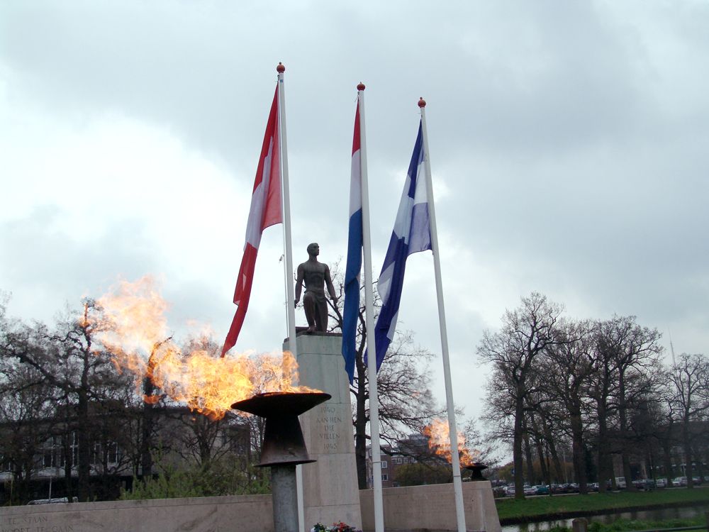 HERDENKING14APRIL 2005 LR